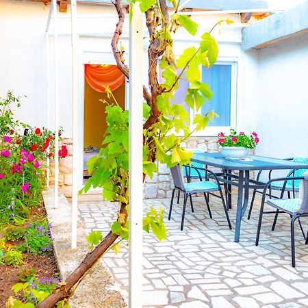 Vacation Home Grill & Chill With 350M2 Garden With Bbq Novi Vinodolski Zewnętrze zdjęcie